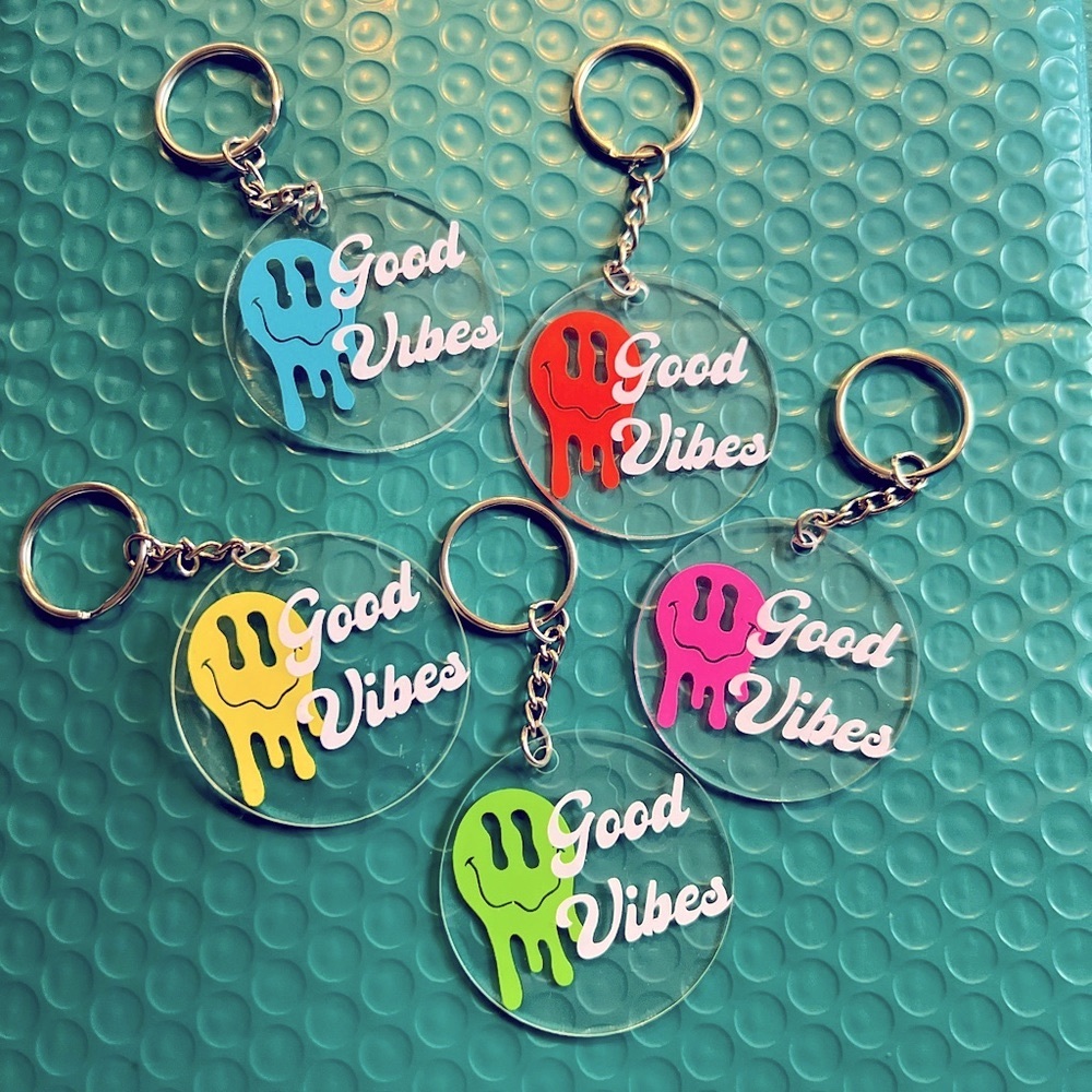 “good Vibes” Melting Smiley Face Keychain